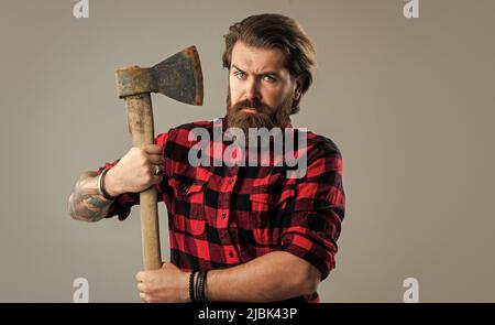 Schöner bärtiger Kerl mit Bart und Schnurrbart, Axt, Holzmann Stockfoto