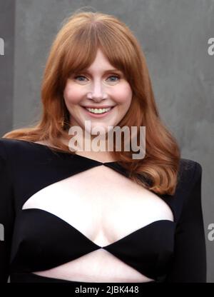 Hollywood, California, USA 6.. Juni 2022 die Schauspielerin Bryce Dallas Howard nimmt an Universal Picturs Teil und präsentiert am 6. Juni 2022 in Hollywood, Kalifornien, USA, die Weltpremiere von „Jurassic World Dominion“ im TCL Chinese Theatre. Foto von Barry King/Alamy Live News Stockfoto