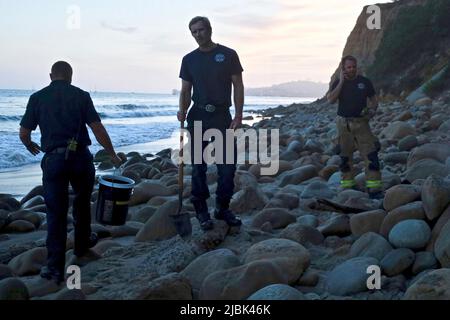 7. Juni 2022, Montecito, CA, USA: Feuerwehrleute der Feuerwehr Montecito haben am 6. Juni 2022 am Butterfly Beach, einem typisch unberührten Küstenstreifen in einer der exklusivsten und reichsten Städte der USA, ein wüstendes Lagerfeuer ausgelöst, das von einem wohlmeinenden, aber fehlgeleiteten Bewohner von Goleta, Kalifornien, namens Joey, begonnen wurde. Die, verärgert über die Trümmer, die vom verlassenen und illegalen Obdachlosenlager am Butterfly Beach hinterlassen wurden, das Feuer anzündete, um den Müll zu verbrennen. Dies dauerte weniger als 24 Stunden, nachdem die Feuerwehrleute gekämpft und das nahegelegene Brückenfeuer eingedämmt hatten, sodass Bewohner und Ersthelfer besonders nervös waren und vi Stockfoto