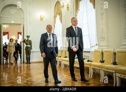 Vilnius, Litauen. 07.. Juni 2022. Bundeskanzler Olaf Scholz (SPD), geht neben litauischen Staatspräsidenten Gitanas Nauseda im Präsidentenpalast spazieren. Scholz wird in der litauischen Hauptstadt Vilnius mit Staats- und Regierungschefs der drei baltischen Staaten Litauen, Lettland und Estland zusammentreffen. Er wird auch die mehr als 1.000 in Litauen stationierten Bundeswehrsoldaten besuchen. Es ist der erste Besuch der Bundeskanzlerin in den östlichen NATO-Staaten seit Kriegsbeginn. Quelle: Michael Kappeler/dpa/Alamy Live News Stockfoto