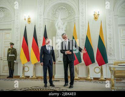 Vilnius, Litauen. 07.. Juni 2022. Bundeskanzler Olaf Scholz (SPD) steht neben dem litauischen Staatspräsidenten, Gitanas Nauseda, im Präsidentenpalast. Scholz wird in der litauischen Hauptstadt Vilnius mit Staats- und Regierungschefs der drei baltischen Staaten Litauen, Lettland und Estland zusammentreffen. Er wird auch die mehr als 1.000 in Litauen stationierten Bundeswehrsoldaten besuchen. Es ist der erste Besuch der Bundeskanzlerin in den östlichen NATO-Staaten seit Kriegsbeginn. Quelle: Michael Kappeler/dpa/Alamy Live News Stockfoto