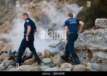 7. Juni 2022, Montecito, CA, USA: Feuerwehrleute der Feuerwehr Montecito haben am 6. Juni 2022 am Butterfly Beach, einem typisch unberührten Küstenstreifen in einer der exklusivsten und reichsten Städte der USA, ein wüstendes Lagerfeuer ausgelöst, das von einem wohlmeinenden, aber fehlgeleiteten Bewohner von Goleta, Kalifornien, namens Joey, begonnen wurde. Die, verärgert über die Trümmer, die vom verlassenen und illegalen Obdachlosenlager am Butterfly Beach hinterlassen wurden, das Feuer anzündete, um den Müll zu verbrennen. Dies dauerte weniger als 24 Stunden, nachdem die Feuerwehrleute gekämpft und das nahegelegene Brückenfeuer eingedämmt hatten, sodass Bewohner und Ersthelfer besonders nervös waren und vi Stockfoto