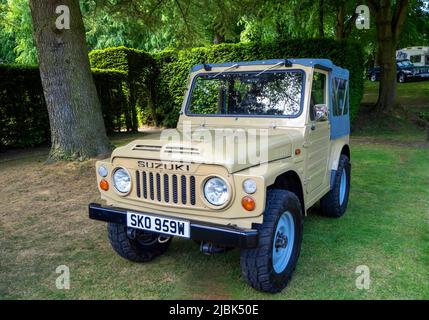 Suzuki Jeep auf einer Oldtimer-Show in Chenshire unter einem Baumkronendach Stockfoto