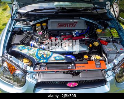 Subaru STI zeigt seinen Motor an Stockfoto