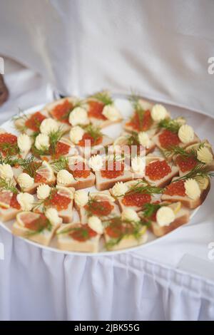Sandwiches mit Kaviar und Butter auf dem Festtisch Stockfoto