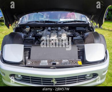 Unter der Motorhaube eines silbernen Ferrari Stockfoto