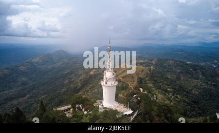 Luftaufnahme des Ambuluwawa Tower im Zentrum von Sri Lanka Stockfoto