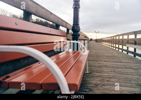 Bank auf der Promenade im Dorf Yantarniy Stockfoto