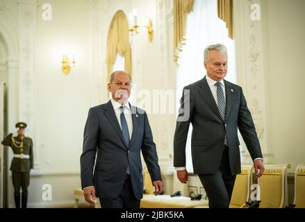 Vilnius, Litauen. 07.. Juni 2022. Bundeskanzler Olaf Scholz (SPD), geht neben litauischen Staatspräsidenten Gitanas Nauseda im Präsidentenpalast spazieren. Scholz wird in der litauischen Hauptstadt Vilnius mit Staats- und Regierungschefs der drei baltischen Staaten Litauen, Lettland und Estland zusammentreffen. Er wird auch die mehr als 1.000 in Litauen stationierten Bundeswehrsoldaten besuchen. Es ist der erste Besuch der Bundeskanzlerin in den östlichen NATO-Staaten seit Kriegsbeginn. Quelle: Michael Kappeler/dpa/Alamy Live News Stockfoto