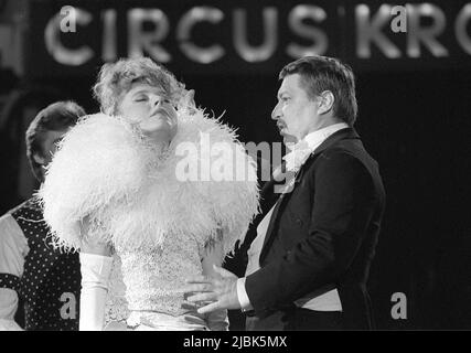 ARCHIVFOTO: Vor 40 Jahren, am 10. Juni 1982, starb Regisseur Rainer Werner FASSBINDER, 01SN Fassbinder051280VM.jpg Rainer Werner FASSBINDER (r.), Deutschland, Regisseur . Schauspieler, mit Schauspielerin Hanna SCHYGULLA, Deutschland, beim Circus Krone aufführend; Filmfilmemacher Theaterregisseur; halblang, Landschaftsformat; Schwarz-Weiß-Aufnahme; Stockfoto