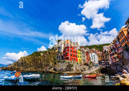 CINQUE TERRE, ITALIEN 18. Juli 2019 Klassische Ansicht von Manarola - Bunte Häuser in einer dramatischen Felsformation in der Nähe des Meeres mit einem Angeln Natural Stockfoto