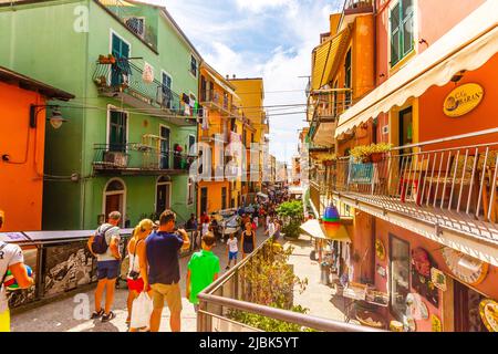 CINQUE TERRE, ITALIEN 18. Juli 2019 Klassische Ansicht von Manarola - Bunte Häuser in einer dramatischen Felsformation in der Nähe des Meeres mit einem Angeln Natural Stockfoto