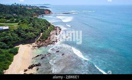 Luftaufnahme der Strände von srilanka und des türkisfarbenen indischen Ozeans Stockfoto