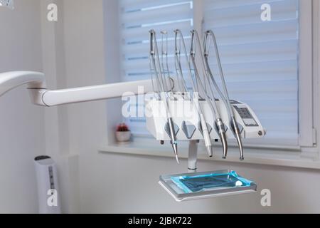Nahaufnahme des Fotos. Zahnärztliche Werkzeuge in der Zahnarztpraxis für die zahnärztliche Behandlung Stockfoto
