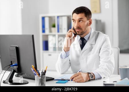 Männlicher Arzt, der im Krankenhaus telefoniert Stockfoto