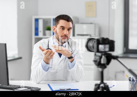 Männlicher Arzt, der Videoblog im Krankenhaus aufzeichnet Stockfoto