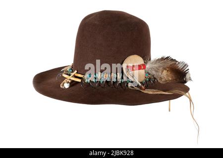 Alte Indianermütze mit Hutband aus Greifkrallen und türkis auf braunem Filz mit Adlerfeder Stockfoto