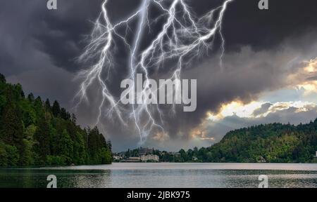 Mehrere Blitze über der Stadt stehen auf dem See Stockfoto