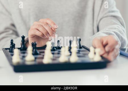 Nahaufnahme Fotohands einer jungen schönen Frau, die Schach spielt, studiert, Wettkämpfe führt Stockfoto