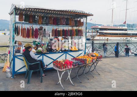 16.05.2022. Batumi, Georgia. Frau, die Churchkhela, Obst und Saft in Batumi Boulvard, Adjara, Georgia verkauft. Hochwertige Fotos Stockfoto