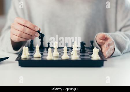 Nahaufnahme Fotohands einer jungen schönen Frau, die Schach spielt, studiert, Wettkämpfe führt Stockfoto