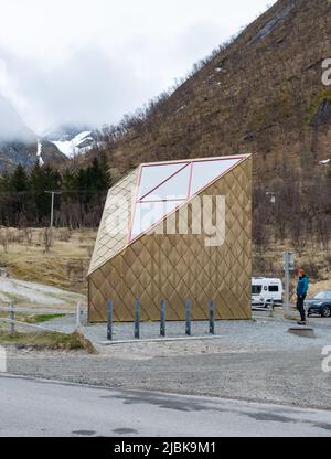 Service-Anlage in Erfjordstranda, entworfen von Tupelo Architecture/Østengen Og Bergo AS. Teil der National Scenic Routes Senja, Statens Vegvesen. Stockfoto