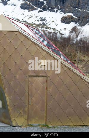 Service-Anlage in Erfjordstranda, entworfen von Tupelo Architecture/Østengen Og Bergo AS. Teil der National Scenic Routes Senja, Statens Vegvesen. Stockfoto