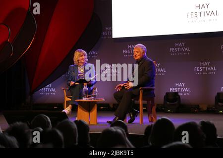 Carolyn Hitt spricht mit dem Komiker und Songwriter Max Boyce, Hay Festival 2022, Hay-on-Wye, Brecknockshire, Powys, Wales, Großbritannien, Großbritannien, Europa Stockfoto