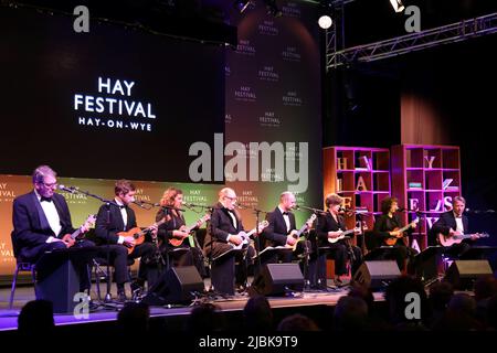 George Hinchcliffes Ukelele Orchestra of Great Britain, Hay Festival 2022, Hay-on-Wye, Breckknockshire, Powys, Wales, Großbritannien, Großbritannien, Europa Stockfoto