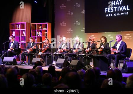 George Hinchcliffes Ukelele Orchestra of Great Britain, Hay Festival 2022, Hay-on-Wye, Breckknockshire, Powys, Wales, Großbritannien, Großbritannien, Europa Stockfoto