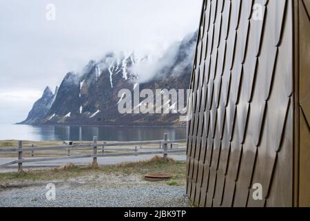 Service-Anlage in Erfjordstranda, entworfen von Tupelo Architecture/Østengen Og Bergo AS. Teil der National Scenic Routes Senja, Statens Vegvesen. Stockfoto