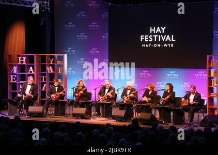 George Hinchcliffes Ukelele Orchestra of Great Britain, Hay Festival 2022, Hay-on-Wye, Breckknockshire, Powys, Wales, Großbritannien, Großbritannien, Europa Stockfoto