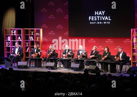 George Hinchcliffes Ukelele Orchestra of Great Britain, Hay Festival 2022, Hay-on-Wye, Breckknockshire, Powys, Wales, Großbritannien, Großbritannien, Europa Stockfoto