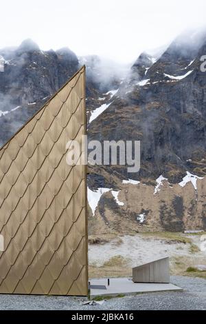 Service-Anlage in Erfjordstranda, entworfen von Tupelo Architecture/Østengen Og Bergo AS. Teil der National Scenic Routes Senja, Statens Vegvesen. Stockfoto