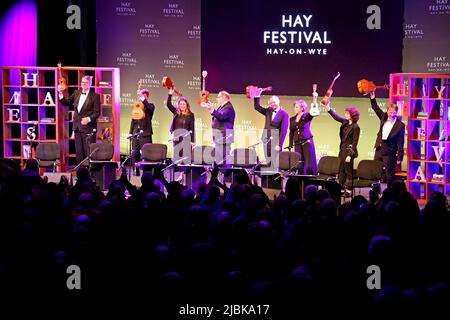 George Hinchcliffes Ukelele Orchestra of Great Britain, Hay Festival 2022, Hay-on-Wye, Breckknockshire, Powys, Wales, Großbritannien, Großbritannien, Europa Stockfoto