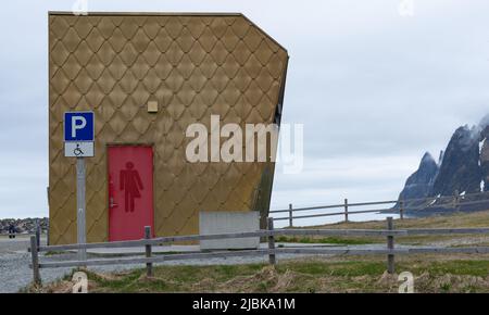 Service-Anlage in Erfjordstranda, entworfen von Tupelo Architecture/Østengen Og Bergo AS. Teil der National Scenic Routes Senja, Statens Vegvesen. Stockfoto