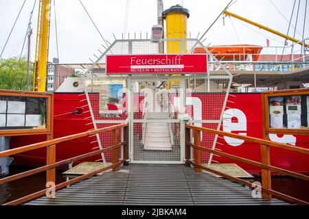 Emden, Deutschland. 07.. Juni 2022. Das Museumsschiff Amrumbank/Deutsche Bucht liegt an der Ratsdelft in der Innenstadt. Etwa ein Jahr nach der Sabotage des Emder-Museumslichtschiffes steht an diesem Dienstag ein 46-jähriger Mann vor Gericht. Der Angeklagte wird verdächtigt, Mitte Juni 2021 in das neu renovierte Schiff eingebrochen und anschließend mehrere Löcher in den Rumpf gebohrt zu haben. Quelle: Sina Schuldt/dpa/Alamy Live News Stockfoto