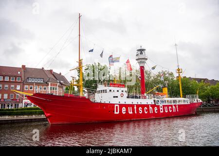 Emden, Deutschland. 07.. Juni 2022. Das Museumsschiff Amrumbank/Deutsche Bucht liegt an der Ratsdelft in der Innenstadt. Etwa ein Jahr nach der Sabotage des Emder-Museumslichtschiffes steht an diesem Dienstag ein 46-jähriger Mann vor Gericht. Der Angeklagte wird verdächtigt, Mitte Juni 2021 in das neu renovierte Schiff eingebrochen und anschließend mehrere Löcher in den Rumpf gebohrt zu haben. Quelle: Sina Schuldt/dpa/Alamy Live News Stockfoto