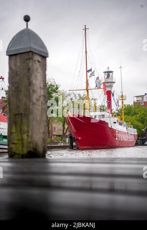 Emden, Deutschland. 07.. Juni 2022. Das Museumsschiff Amrumbank/Deutsche Bucht liegt an der Ratsdelft in der Innenstadt. Etwa ein Jahr nach der Sabotage des Emder-Museumslichtschiffes steht an diesem Dienstag ein 46-jähriger Mann vor Gericht. Der Angeklagte wird verdächtigt, Mitte Juni 2021 in das neu renovierte Schiff eingebrochen und anschließend mehrere Löcher in den Rumpf gebohrt zu haben. Quelle: Sina Schuldt/dpa/Alamy Live News Stockfoto