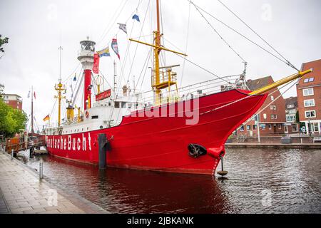 Emden, Deutschland. 07.. Juni 2022. Das Museumsschiff Amrumbank/Deutsche Bucht liegt an der Ratsdelft in der Innenstadt. Etwa ein Jahr nach der Sabotage des Emder-Museumslichtschiffes steht an diesem Dienstag ein 46-jähriger Mann vor Gericht. Der Angeklagte wird verdächtigt, Mitte Juni 2021 in das neu renovierte Schiff eingebrochen und anschließend mehrere Löcher in den Rumpf gebohrt zu haben. Quelle: Sina Schuldt/dpa/Alamy Live News Stockfoto