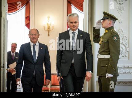 Vilnius, Litauen. 07.. Juni 2022. Bundeskanzler Olaf Scholz (SPD), geht neben litauischen Staatspräsidenten Gitanas Nauseda im Präsidentenpalast spazieren. Scholz wird in der litauischen Hauptstadt Vilnius mit Staats- und Regierungschefs der drei baltischen Staaten Litauen, Lettland und Estland zusammentreffen. Er wird auch die mehr als 1.000 in Litauen stationierten Bundeswehrsoldaten besuchen. Es ist der erste Besuch der Bundeskanzlerin in den östlichen NATO-Staaten seit Kriegsbeginn. Quelle: Michael Kappeler/dpa/Alamy Live News Stockfoto