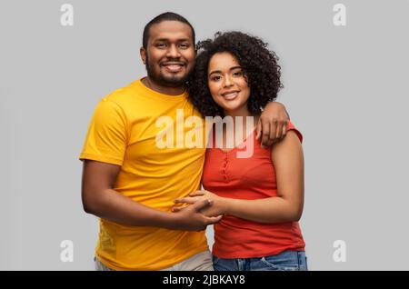 Gerne afrikanische amerikanische Paar umarmen Stockfoto