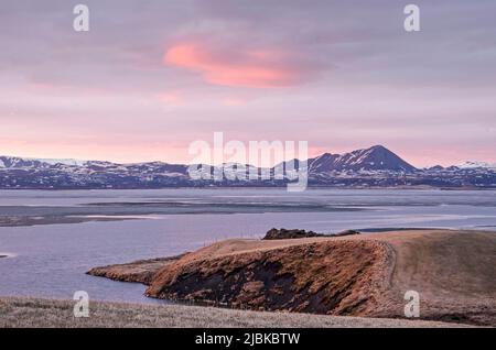 Lake Myvatn in Nordisland, noch teilweise gefroren, bei Sonnenuntergang Ende April Stockfoto