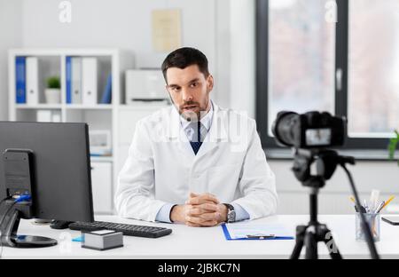 Männlicher Arzt mit Aufnahme Video-Blog im Krankenhaus Stockfoto