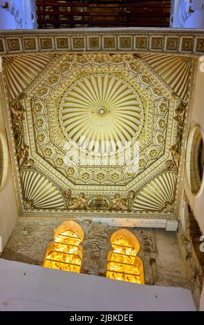 Die Kirche Santa María la Blanca, die Hauptsynagoge im jüdischen Viertel von Toledo, Spanien. Stockfoto