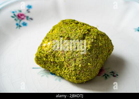 Türkische spezifische Dessert-Muska Pestil mit Pistazien-Pulver und Haselnuss-Schokolade-Creme . Amulett. Bereit zum Essen. Stockfoto