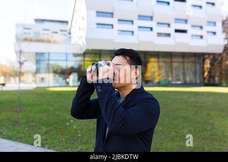 Männlicher asiatischer Fotograf, Tourist macht Fotokamera Stockfoto