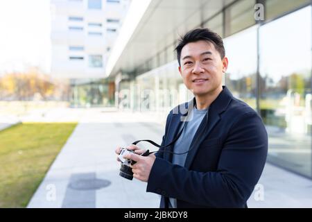 Männlicher asiatischer Fotograf, Tourist macht Fotokamera Stockfoto