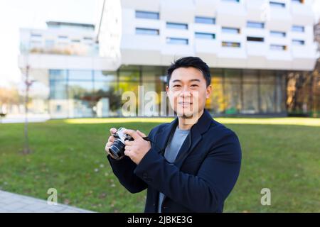 Männlicher asiatischer Fotograf, Tourist macht Fotokamera Stockfoto