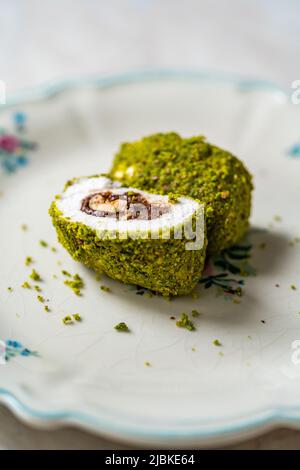 Türkische spezifische Dessert-Muska Pestil mit Pistazien-Pulver und Haselnuss-Schokolade-Creme . Amulett. Bereit zum Essen. Stockfoto